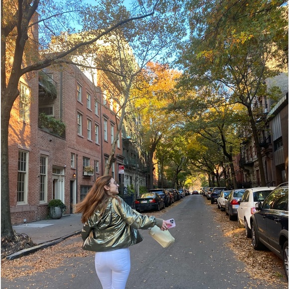 Meet your Posher, Julia - Picture 1 of 1